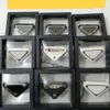 Designer carta broches de couro triangulares pinos de metal para mulheres homens broche moda broche pino jóias chapéus roupas bolsa acessórios presente