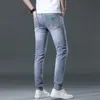 Jeans masculinos designer luz luxo para homens 2022 primavera / verão fino ajuste pés elástico casual edição coreana high end marca pequena abelha 5mnm 8ej7