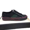 حذاء نسائي مصمم من قماش الكانفاس ، حذاء خارجي 1977 ، حذاء رياضي للرجال ، حذاء رياضي بنعل سميك ، حذاء كاجوال من الجلد باللونين الأحمر والأخضر مع صندوق مقاس 35-42