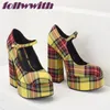 Sandaler Yellow Plaid Gingham Square Heel Pumps Platform Super High Autumn Fashion Modern 2022 Hot Sale Nya ankomstskor