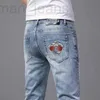 Jeans da uomo firmati Jeans primaverili versione coreana da uomo piede piccolo slim fit marchio internazionale di fascia alta cotone leggero lusso ricamo proiettile Medusa U6TO