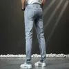 Mäns jeansdesigner 2023 Spring and Summer Light Blue Washed Jeans Men Slim Slim Fit Pants High-End Korean Fashion Trousers H8LT