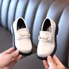 Zapatillas de deporte para bebés, zapatos de moda de cuero PU para niños, mocasines cómodos planos en blanco y negro para primavera y otoñoHKD230701