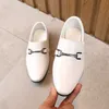 Spor Ayakkabı Erkek Çocuk Ayakkabıları Orta Büyük Erkek Çocuklar İçin Deri Daireler Metal Toka Klasik Stil Moda Beyaz Siyah Düğün Sahnesi 26-36 NewHKD230701