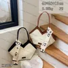 Kvinnors sommar modebrev band dekorerad axelväska vertikala ränder underarmsäck canvas väska damer stor kapacitet tvärkropps väska caitlin_fashion_bags