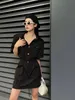 기본 캐주얼 드레스 디자이너 23 여름 새로운 블랙 드레스 여성 스트레이트 허리 쇼 슬림하고 작은 그림 매운 짧은 다목적 90PZ