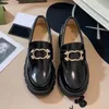 Mocassins à semelle crantée pour femmes de créateurs chaussures épaisses en cuir noir Matériel argenté Détail de verrouillage et chaussure de chaîne 04