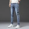 Diseñador de jeans para hombres 2023 Primavera Nuevo Slim Fit Algodón Marca de moda Jóvenes coreanos Impreso Pantalones bordados ASI