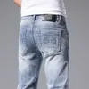 Męski projektant dżinsów projektant 2023 Europejski w stylu europejskim Nowe dżinsy dla mężczyzn szczupłe dopasowane spodnie Perforowane hafty wytłaczane moda cienkie letnie Byls QMFQ