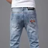 Jeans da uomo firmati Jeans primaverili versione coreana da uomo piede piccolo slim fit marchio internazionale di fascia alta cotone leggero lusso ricamo proiettile Medusa U6TO