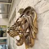 Oggetti decorativi Figurine Grande testa di leone Scultura d'arte a parete Resina dorata Arredamento di lusso Cucina Camera da letto Dropshippin 230701