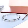 Bracelet de créateur pour femmes Taille uniforme Couleur Bracelets de diamant Mode de luxe Bracelet Titane Acier Diamant Bijoux Cadeaux Avoir Logo