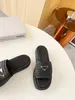 Designer Woman Slippers virka Flatform Slides P ENAMELED METAL Triangel Logo Luxury Brand Slides Flatform gummisula Storlek 35-41