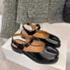 샌들 2023 패션 디자인 여성 플랫 신발 우아한 분할 발가락 여자 Tabi Casual Mary Jane