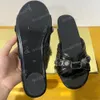 DAMEN-CAGOLE-SANDALE IN SCHWARZ 6943 Arena-Lammleder Flache Sandale Offene Zehenpartie Nieten und Schnallen aus Antiksilber an den oberen Designer-Sandalen Rutschfeste Sohle Resort-Strandsandalen