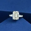 Z bocznymi kamieniami oevas 925 Sterling Srebrny Szmaragd Cut Created Creat Wedding Wedding Diamonds Ring Pierścień biżuterii Prezenty Hurtowe 230701