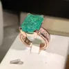 Med sidogenar mode 18k guld smaragd paraiba par ring för kvinnor full diamant zirkon engagemang valentins dag gåva smycken 230701