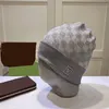 Designer para homens e mulheres designers clássicos outono inverno estilo quente gorro chapéus masculinos e femininos moda universal gorro de malha outono lã bonés de caveira quente ao ar livre