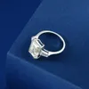 Z bocznymi kamieniami oevas 925 Sterling Srebrny Szmaragd Cut Created Creat Wedding Wedding Diamonds Ring Pierścień biżuterii Prezenty Hurtowe 230701