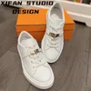 Sapatos brancos com cadarço de designer de luxo para casais masculinos e femininos sapatos esportivos casuais casuais com fivela de metal couro genuíno moda jovem campus