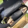 Modische Umhängetasche, Outdoor-Damentasche mit Metall-Logo, V-Muster, 2-teiliges Set, Leder-Umhängetasche, Kartentasche