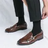 패션 남자 로퍼 새로운 수제 레트로 더블 몽크 버클 스트랩 캐주얼 신발 남자 모카신 남자 정품 가죽 플랫 신발