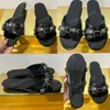 DAMEN-CAGOLE-SANDALE IN SCHWARZ 6943 Arena-Lammleder Flache Sandale Offene Zehenpartie Nieten und Schnallen aus Antiksilber an den oberen Designer-Sandalen Rutschfeste Sohle Resort-Strandsandalen