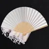 Oggetti decorativi Figurine 24 pz / lotto Pieghevole bianco Elegante Ventaglio di seta artificiale Panno in tessuto con sacchetto regalo Festa di nozze 21 cm 230701