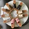 Pantoufles brodées pour femmes, sandales de créateurs de luxe, chaussures à plateforme compensées sexy, chaussures de plage antidérapantes en plein air, chaussures décontractées confortables d'été, nouvelles chaussures plates en fourrure