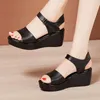 Sandaler 2024 580 Summer Wedges Women's 6cm Middle Heel Platform Bekväm svart röd vit