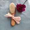 Hårborstar Anpassade namn Natural Wool Borstkam Born Hårborste Spädbarn Huvud Massager Portable Baby Comb Hair Bath Brush Comb Gift 230701