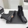 Rhombic Lattice Black Angle Biker Bucky Flats Flats Combat Boots Low Heel Booties Кожаная боковая молния Женщины роскошные дизайнеры обувь фабрика обувь