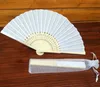 Dekorativa föremål Figurer 24 PCSlot White Folding Elegant Manmade Silk Hand Fan Tyg Tyg med presentväska Wedding Party 21cm 230701