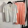 Damskie sukienki plisowane Designer T Shirt Haftowane Logo Topy z krótkim rękawem Nadrukowane litery Spódnica z wysokim stanem Trzy kolory