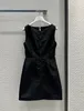Podstawowe sukienki na co dzień Projektant letni dekolt w kształcie litery U solidna czarna sukienka z mini torebką moda damska bez rękawów Lady Short 0OL9