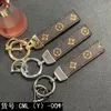 Porte-clés de voiture créatif simple et généreux en gros accessoires de voiture porte-clés en métal porte-clés pendentif pendentif en cuir PU