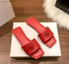 Terlik Düz Alt Açık Terlik Moda Tasarımcısı Yaz Lady Sandal Yüksek Kaliteli Kafa Portreleri Tasarım Tasarım Deri Deri Anti Kum Plaj Sandalet T230703