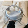 Kvällspåsar modekedjor tygväska metalliska silver kvinnor handväskor lyxiga crossbody för 2023 mjuk läder axelkoppling