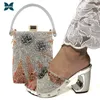 Sandalen QSGFC Silberfarbene italienische elegante Schuhe für Damen Tasche Party und Hochzeit Cristal Hochwertiges Fliesenbohrgesichtsdesign 230630