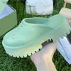 Designer Lyx Tjock sula Tofflor Hålmönster Gummi Material Candy Color Sandaler Platt snörning Box T230703