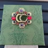 Mehrfarbige Retro-Buchstabenbrosche im Palaststil, klassische mittelalte Farbe, Diamant, modisches Accessoire für Frauen