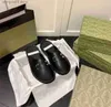 Pantofole da casa per coppie di alta qualità Stampa di lettere classiche Infradito Sandali con fondo piatto Designer Ananas Ricamo Sandalo di lusso Retro T230703