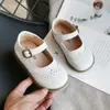 Baskets 2023New Girls Single Spring et Autumn Performance Chaussures en cuir pour enfants Chaussures bébéHKD230701