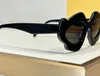 Gafas de sol de flores negras Lente gris oscuro Forma de ojo de gato Mujeres Sunnies de verano gafas de sol Sonnenbrille UV400 Gafas con caja