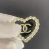 Broche de diseñador de marca para mujer, broche de perlas, alfileres, exquisitos accesorios de joyería para fiesta de boda chapados en oro de 18 quilates, regalos