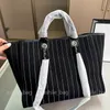 Diseñador de lujo Moda Mujer Bolsos de playa Totes Gran capacidad Espacioso Cuerpo Tiempo libre Pasar las vacaciones Bolso de hombro de mujer de alta calidad