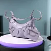 Exquisito diseño de nicho Bolso bandolera de mujer de gama alta Bolso grande de cuero para moto Bolso de cuero de vaca con remache de niña picante europea Bolso bandolera de alta calidad