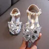 Sandali Ragazze Paillettes Fiocco in pizzo Scarpe per bambini Ragazze Cute Pearl Princess Dance Single Casual Shoe 2023 Nuove scarpe da sposa per bambini D721 J230703