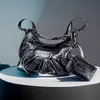 Conception de niche exquise sac à bandoulière pour femmes haut de gamme grand sac de moto en cuir européenne fille épicée rivet croissant cuir de vachette sac à bandoulière de qualité supérieure sac à bandoulière