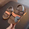 Сандалии Fashion Summer Boys Boys Beach Sandals Casual Комфортная пляжная обувь для мягких крючков для средних больших детских детских сплайсинговых квартир J230703